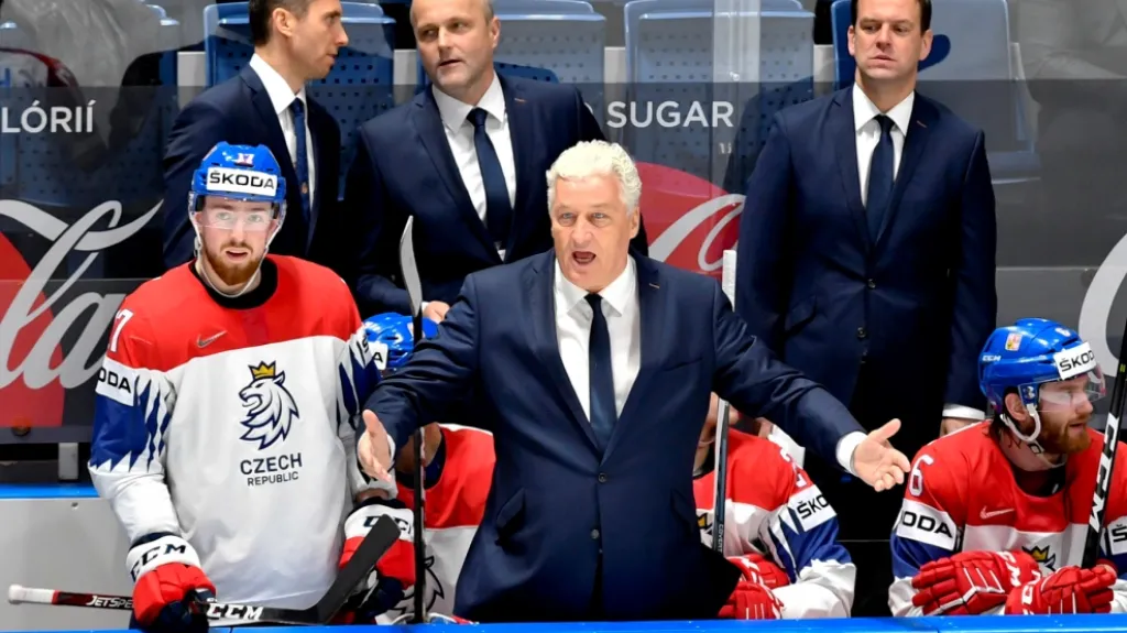 Česká střídačka v čele s hlavním trenérem Milošem Říhou