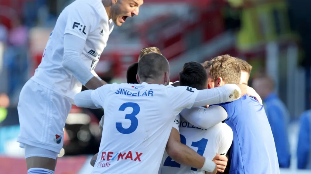 Fotbalisté Ostravy se radují ze vstřelené branky