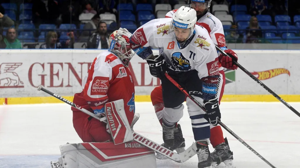 Olomoucký brankář Konrád čelí ataku Valského z Kladna