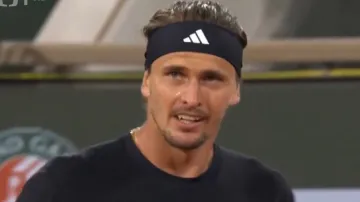 Zverev v Paříži postupuje
