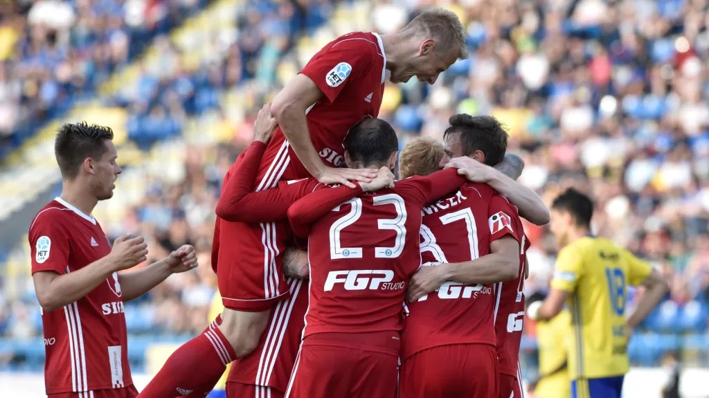 Fotbalisté Olomouce slaví vstřelený gól