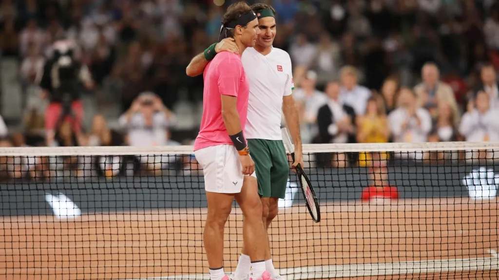 Rafael Nadal (vlevo) a Roger Federer během exhibice