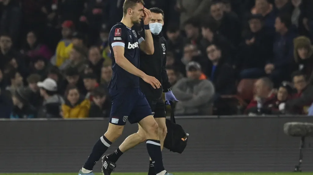 Tomáš Souček odchází ze hřiště v lékařském doprovodu