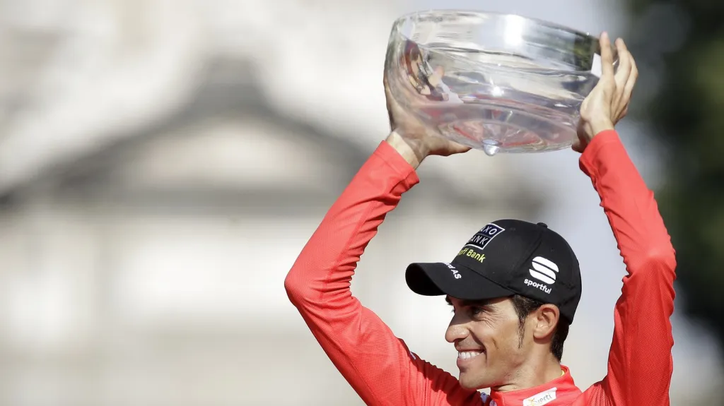 Alberto Contador s pohárem pro vítěze Vuelty