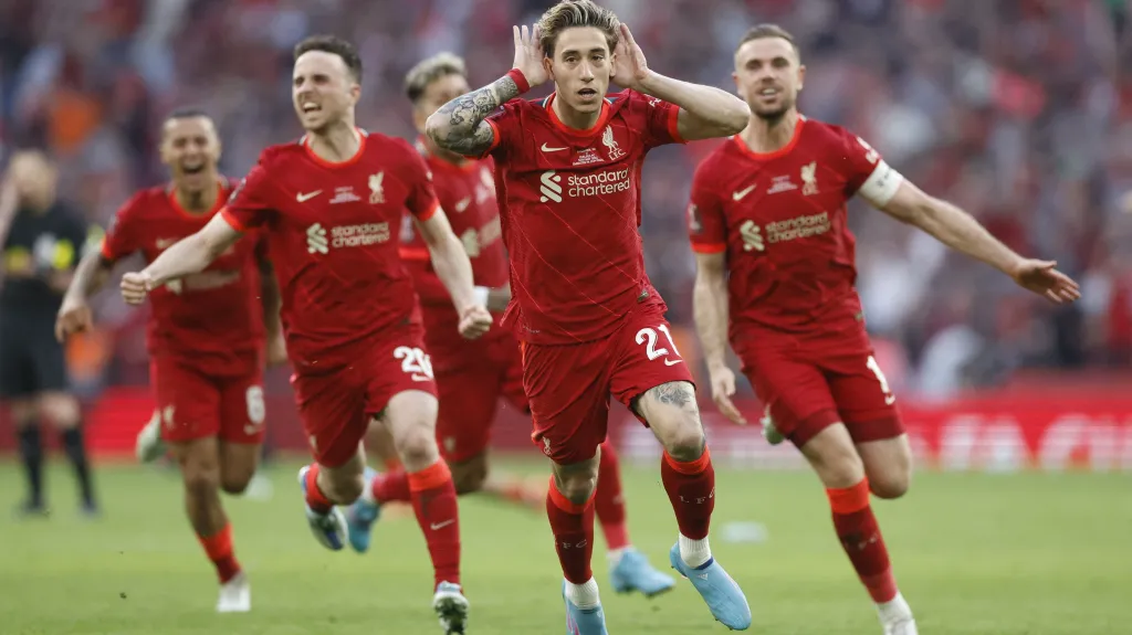 Kostas Tsimikas (uprostřed) oslavuje se spoluhráči z Liverpoolu vítězství v FA Cupu