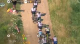 Moscon udeřil soupeře a na Tour de France skončil