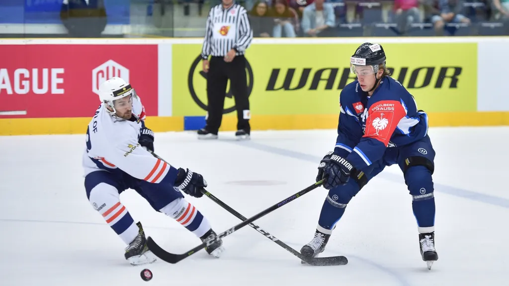 Lukáš Jašek z Liberce (vpravo) v utkání LM proti Växjö
