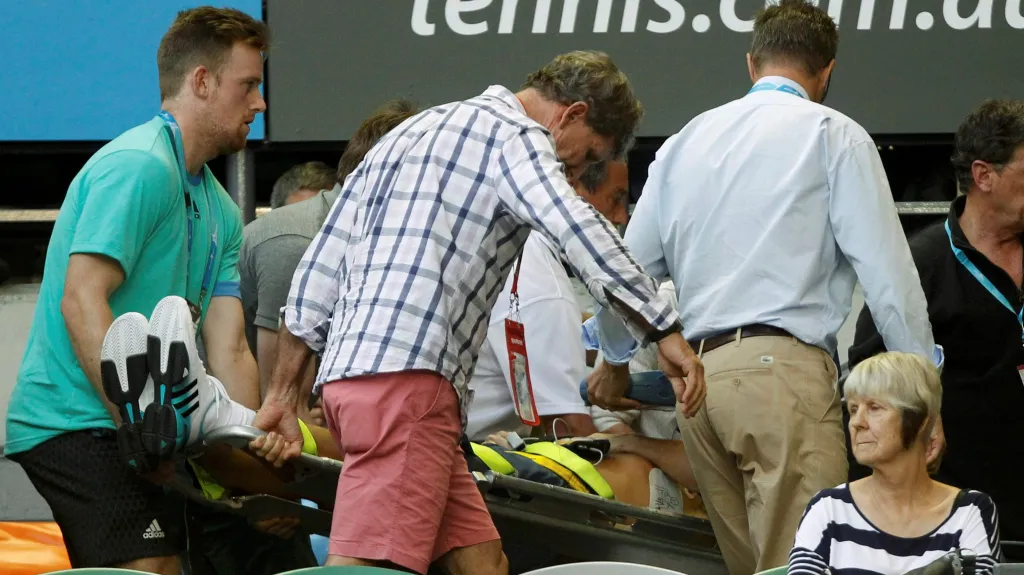 Trenéra Nigela Searse odnáší po kolapsu na Australian Open