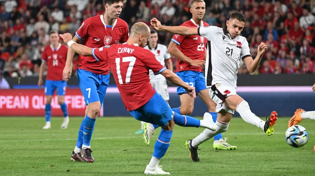 Václav Černý střílí gól