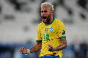 Brazilec Neymar se raduje z gólu