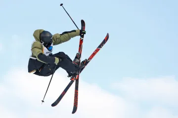 Slopestyle na lyžích - ilustrační foto