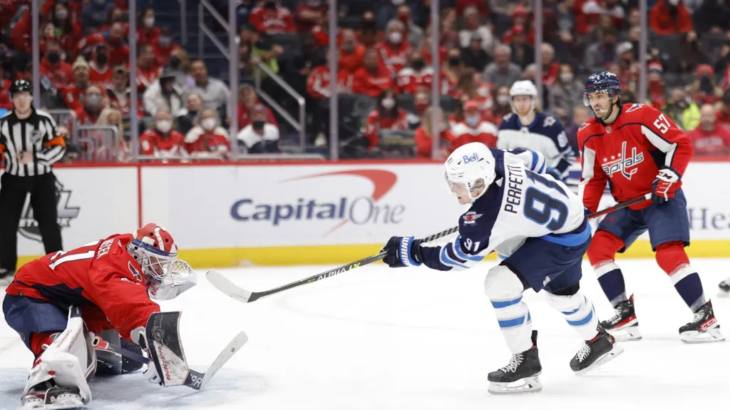 Vítek Vaněček v utkání s Winnipegem