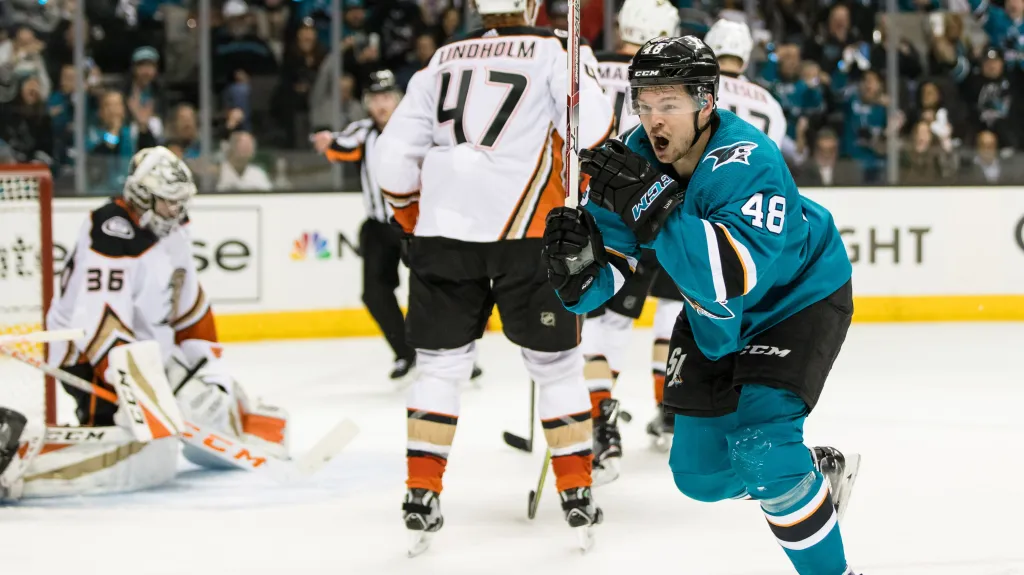 Tomáš Hertl ze San Jose se raduje z gólu v síiti Anaheimu