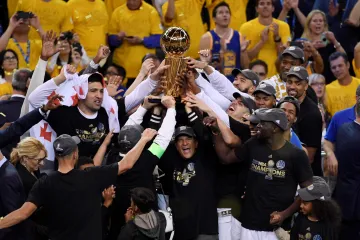 Basketbalisté Golden State s trofejí pro vítěze NBA