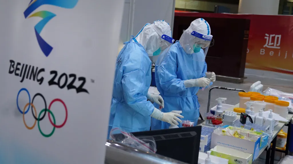 Testování na covid-19 přímo na pekingském letišti