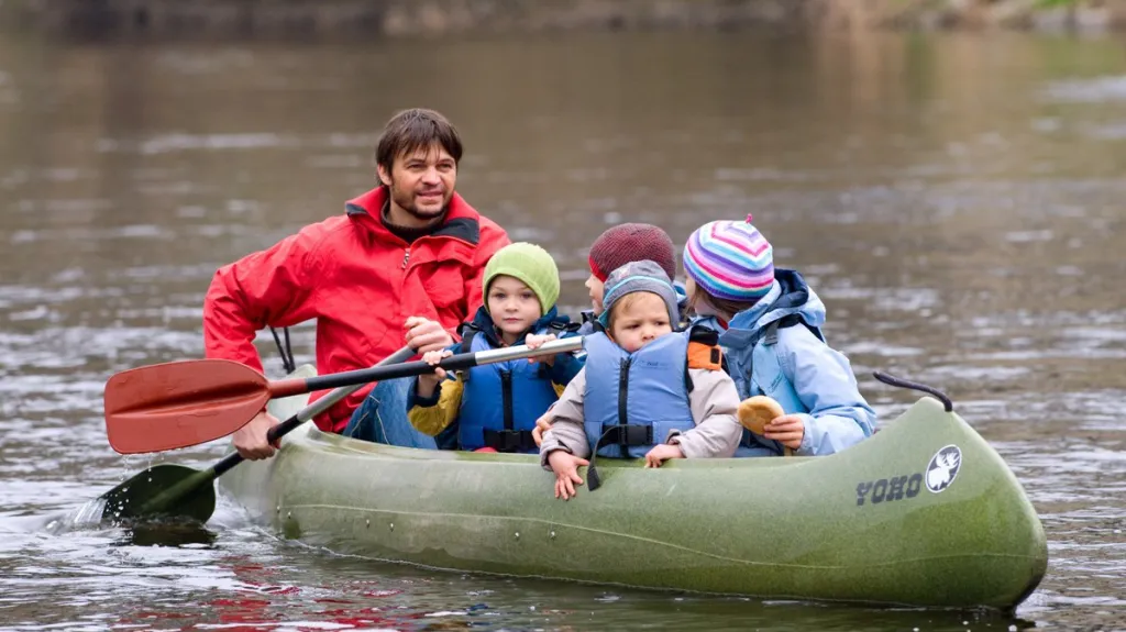 Olympijský vítěz na divoké vodě Lukáš Pollert otevřel 14. dubna vodáckou sezonu na Vltavě ve Vyšším Brodě jízdou se svými dětmi.