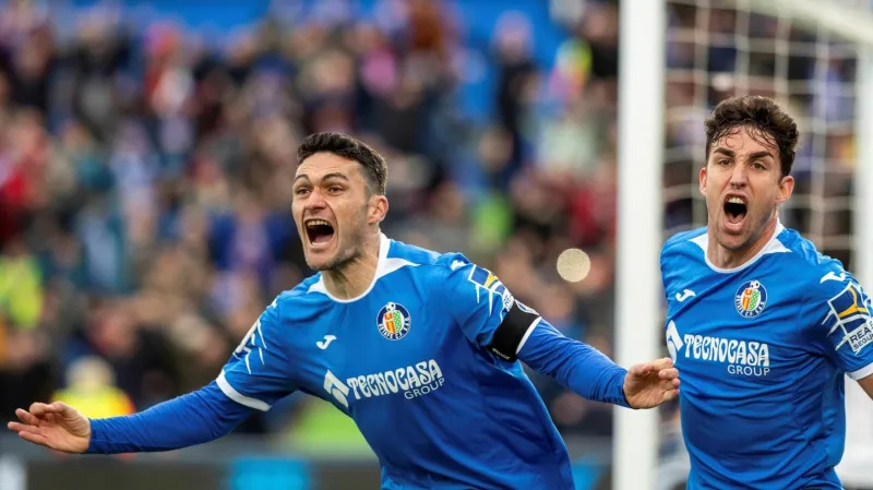 Fotbalisté Gefafe se radují z gólu ve španělské lize