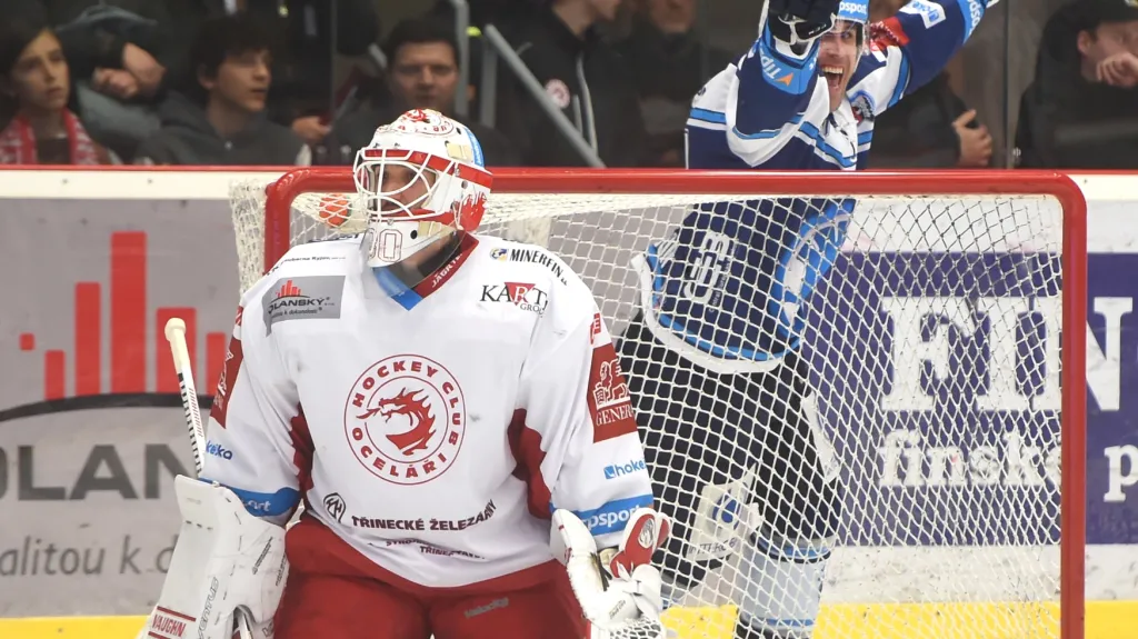 Radost plzeňských a zklamání třineckého brankáře Hrubce