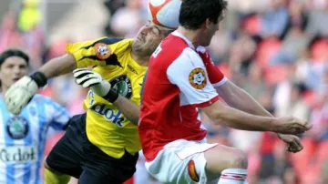 Pavel Fořt ze Slavie Praha a brankář Miroslav Miller z Mladé Boleslavi (vlevo)