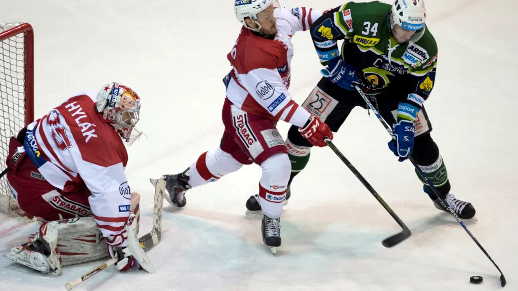 Václav Skuhravý z Karlových Varů (vpravo) v utkání se Slavií