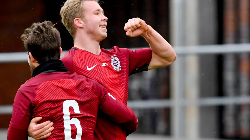 Václav Drchal (vpravo) se raduje z gólu