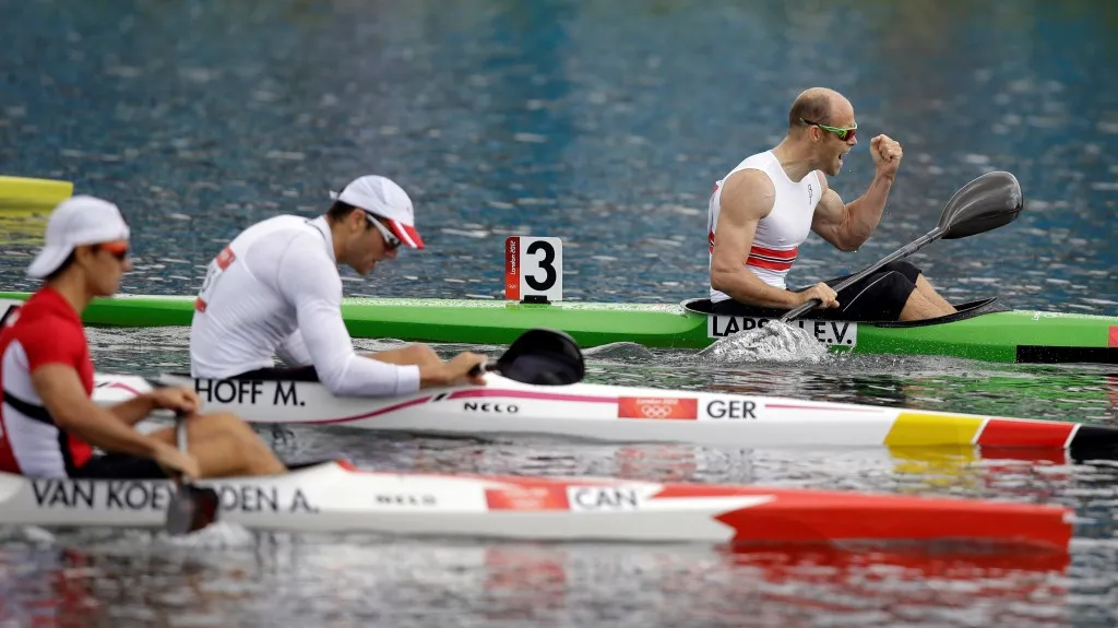 Kajakář Eirik Larsen slaví vítězství