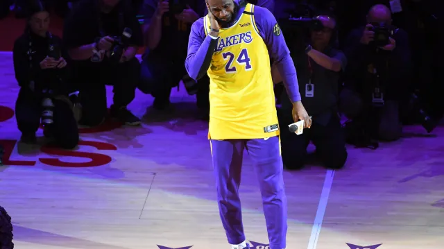 Lakers ve Staples Center vzpomínali na Bryanta, pietu pokazila porážka s Portlandem