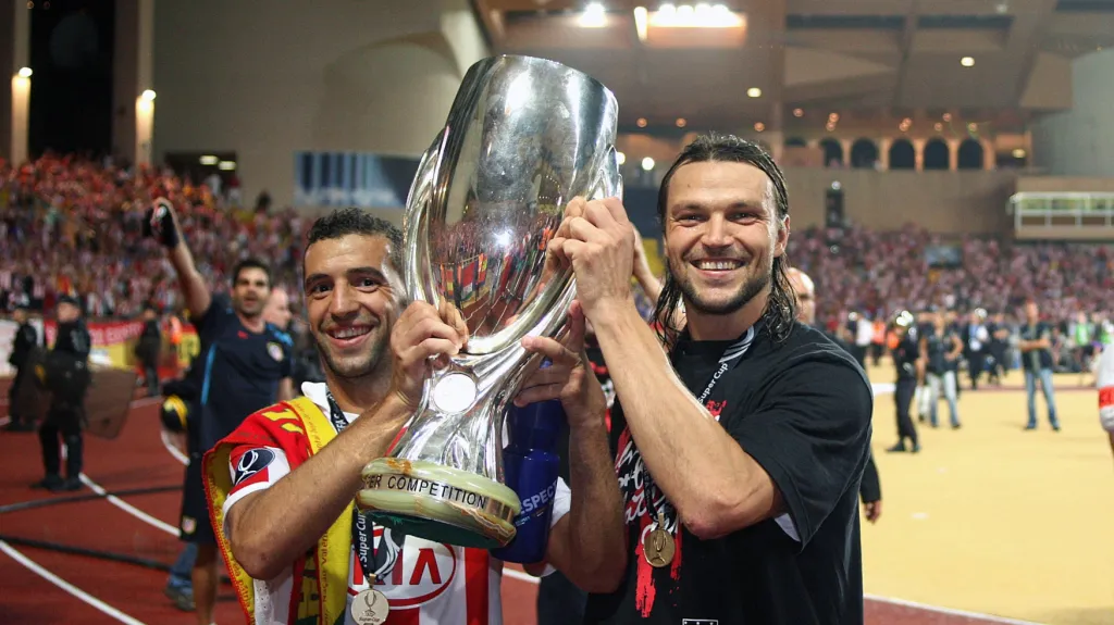 Tomáš Ujfaluši s pohárem pro vítěze Superpoháru