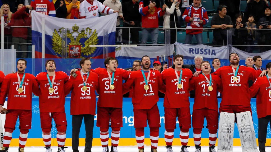 Slavící hokejisté Ruska po zisku zlatých olympijských medailí
