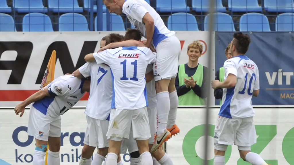 Slavící fotbalisté Baníku Ostrava