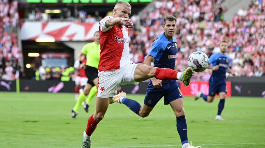 Mick van Buren ze Slavie v zápase s Dniprem