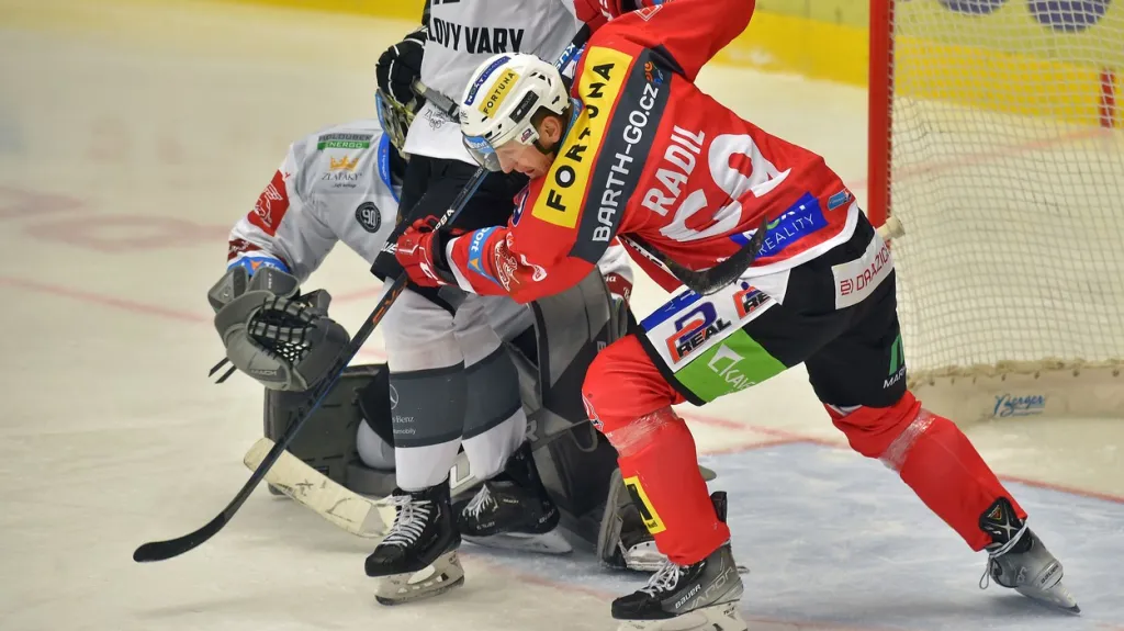 Pardubický Lukáš Radil v utkání s Karlovými Vary
