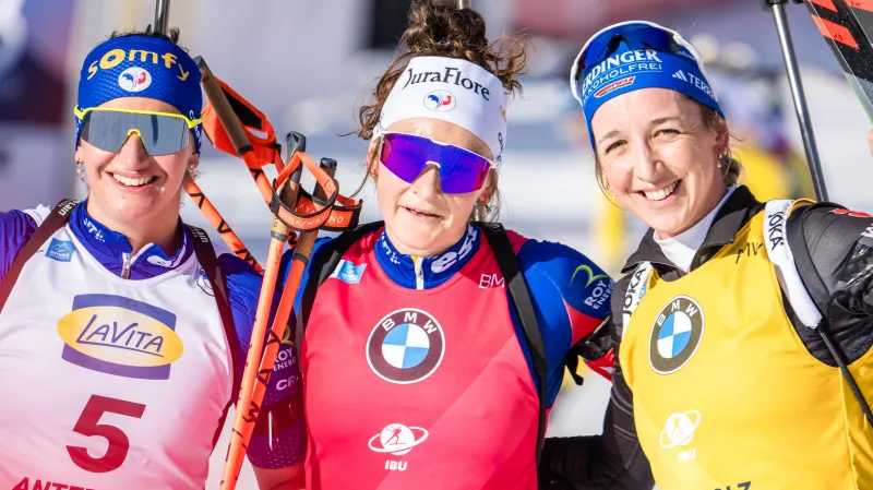 Vítězné trio Julia Simonová, Lou Jeanmonnotová a Franziska Preussová