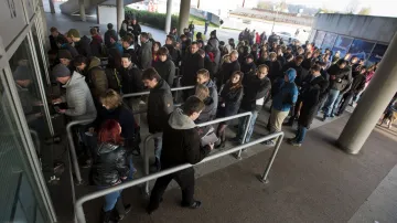 Fronta na vstupenky na hokejové MS 2015 před pražskou O2 arenou