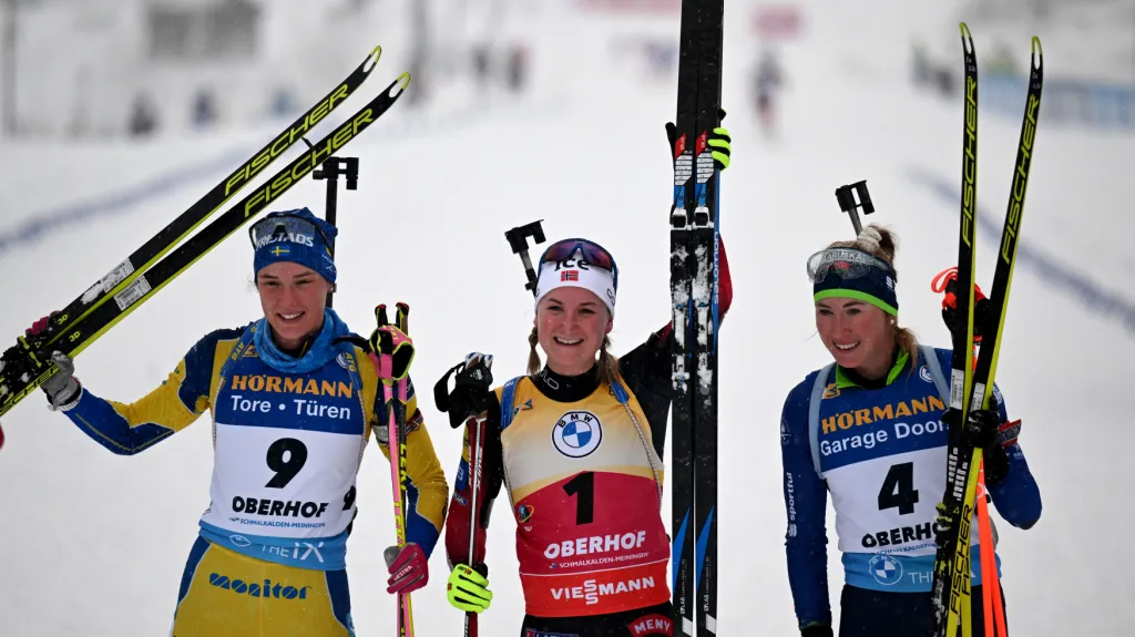 Marte Röiselandová (uprostřed) se raduje z vítězství