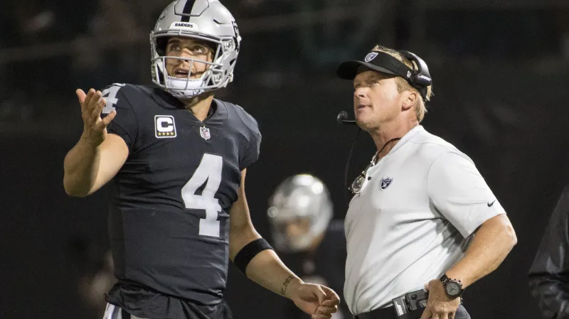 Jon Gruden s quarterbackem Derekem Carrem
