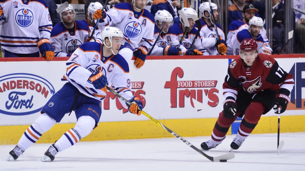 Radim Vrbata (vpravo) během utkání proti Edmontonu