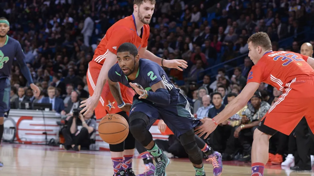 Kyrie Irving (v tmavém) bojuje o míč v Utkání hvězd