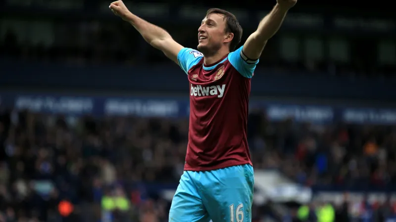 Slavící Mark Noble z West Hamu