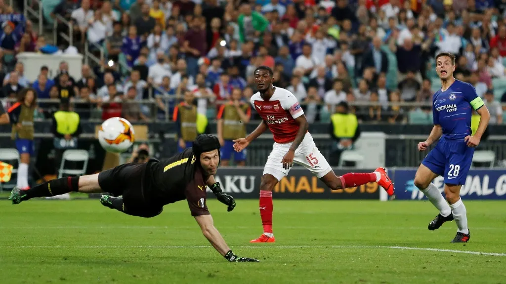 Petr Čech z Arsenalu (vlevo) zasahuje ve finále EL proti Chelsea