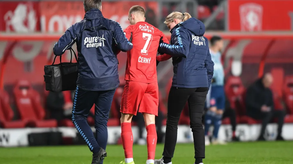 Václav Černý z Twente odchází ze hřiště v doprovodu lékařů