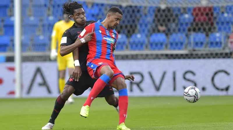 Plzeňský Jean-David Beauguel (vpravo) se snaží pokrýt míč před Simonem Delim ze Slavie