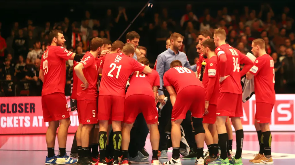 Čeští házenkáři při poradě na Euru