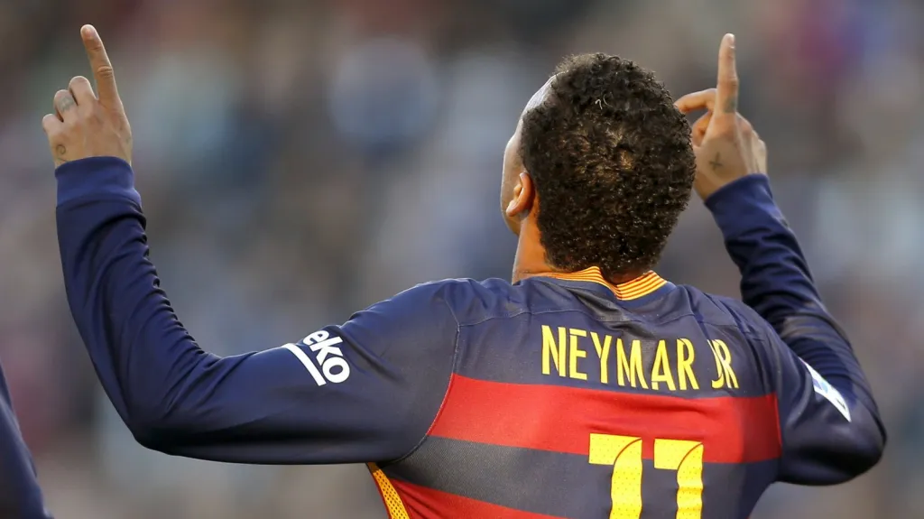 Neymar děkuje bohu, Barcelona Neymarovi