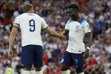 Bukayo Saka se raduje s Harrym Kanem