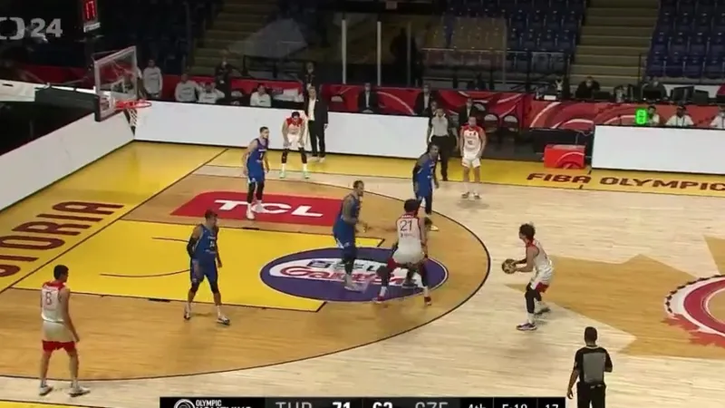 Basketbalisté vstoupili do kvalifikace o OH porážkou s Tureckem