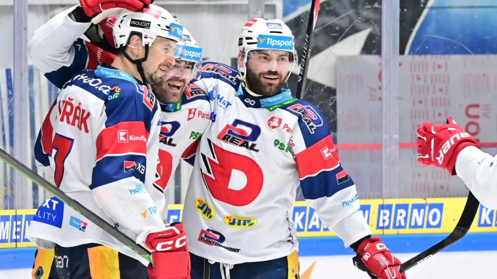 Hokejisté Pardubic se radují z gólu