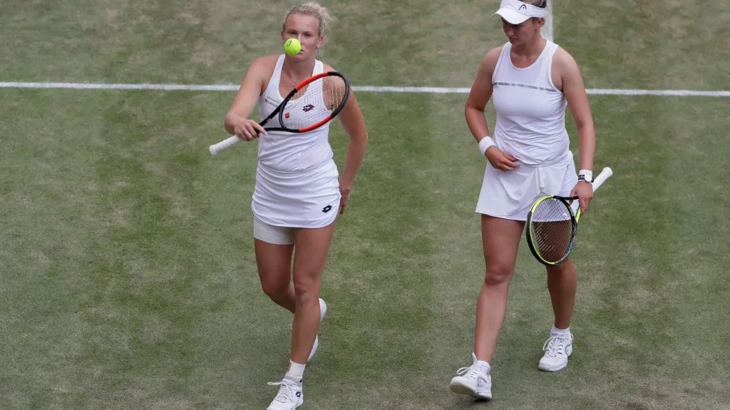 Kateřina Siniaková (vlevo) a Barbora Krejčíková na Wimbledonu
