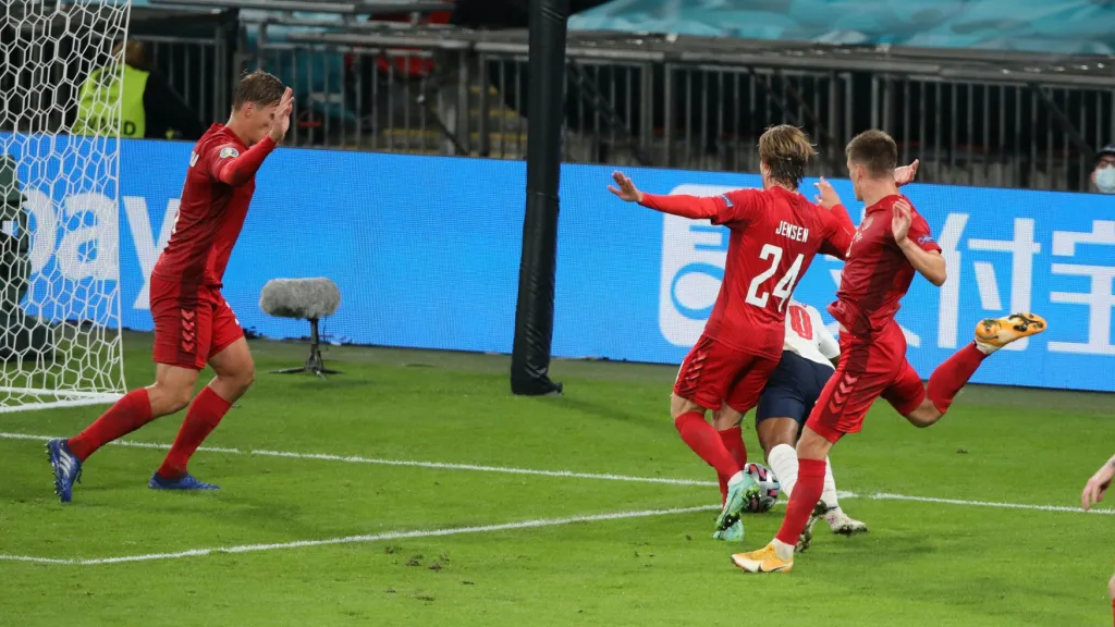 Faulovaný (?) Raheem Sterling