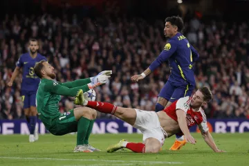 Viktor Gyökeres v tvrdém souboji s Janem Oblakem